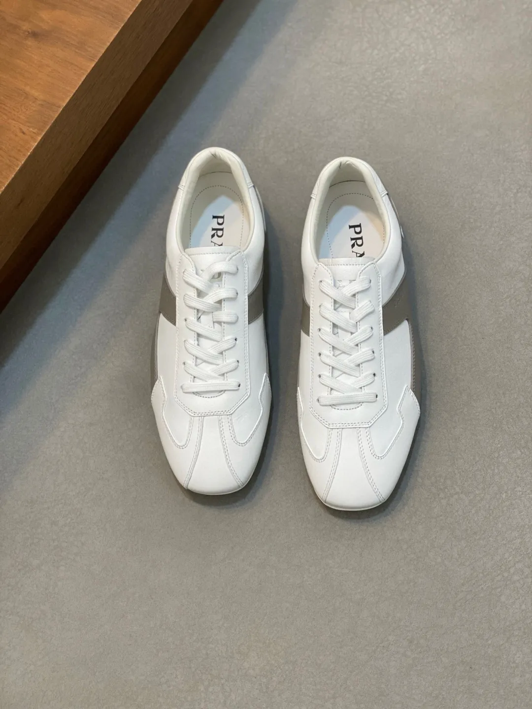 Men's Men's Shoes 💰800 Prada/Prada Men's Leather Casual Sports Shoes, a hot product made in Guangzhou! Made of imported calfskin splicing upper, three-dimensional geometric segmentation, precision manufacturing, uniform stitching, leather texture at a glance, multi-color splicing, fashionable and generous, soft, comfortable and breathable, decorated with PRADA letter logo on the outside, classic letter logo on the tongue, fabric strap on the heel, P family's classic sports shoe type, with fabric lining, silver logo cowhide foot pads, and P family's exclusive rubber outsole. The details are carefully crafted, making it a versatile item for travel! Comes with original box and dust bag! Multiple colors available! Size: 39-40-41-42-43-44 standard leather shoe size (38, 45 customized ¥)